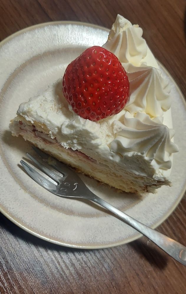 クリスマスのホールケーキを切ったもの。いちごがのっているケーキ