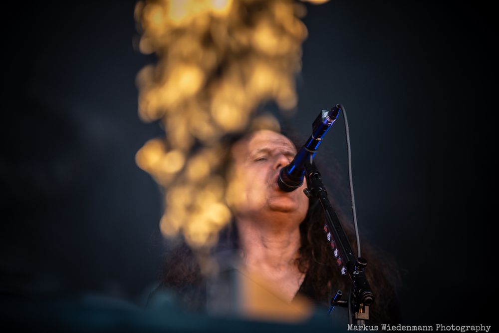 Mille behind a flame column during the Kreator show at the ElbRiot Festival in 🇩🇪 Hamburg on the 9th of August 2025. Part of the Demonic Summer run of shows.

Photo by Markus Wiedenmann.