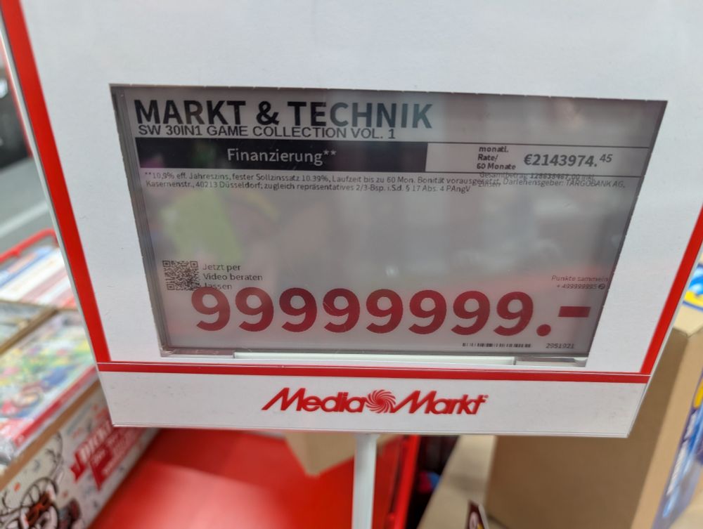 Digitales Preisschild in einem MediaMarkt zeigt Preis in Höhe von 99999999 €.
