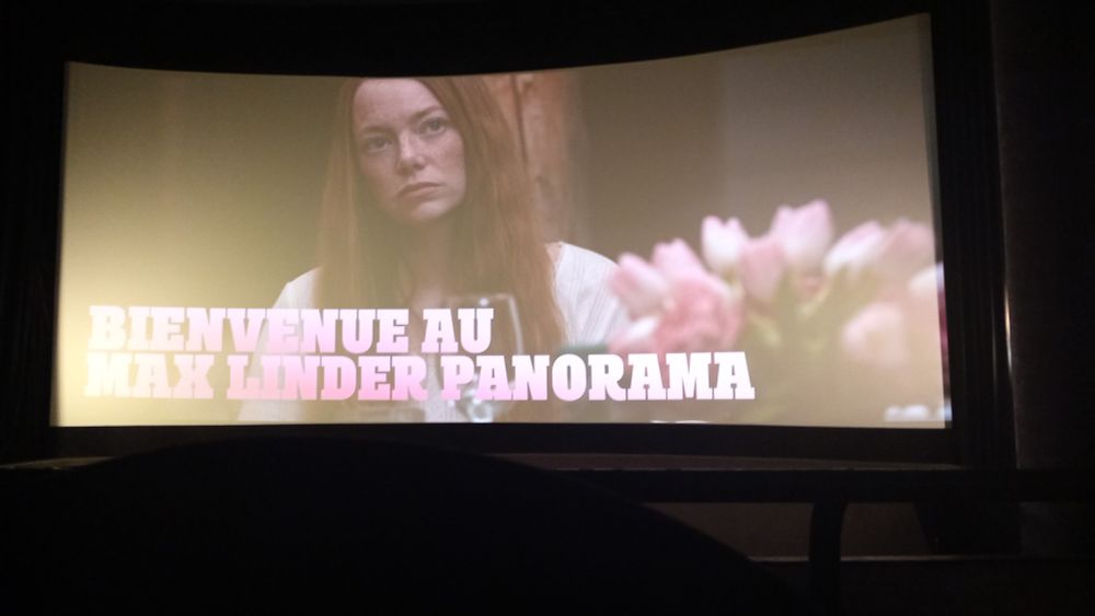 "Bienvenue a
Max Linder Panorama

Avec Emma Stone, et un bouquet de fleurs roses pâles 