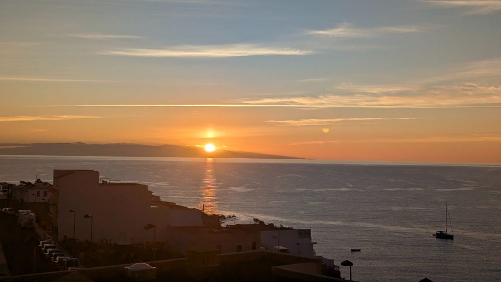 Sonnenaufgang über dem Atlantik. Insel, Bucht, Meer 