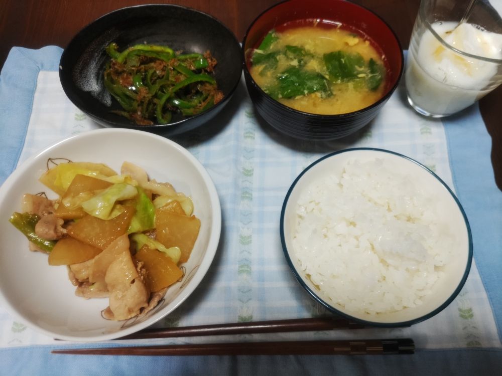 キャベツがたっぷり入った大根と豚コマの炒め物、青梗菜と卵の中華スープ、ピーマンのおかかあえ、ヨーグルト、ごはん