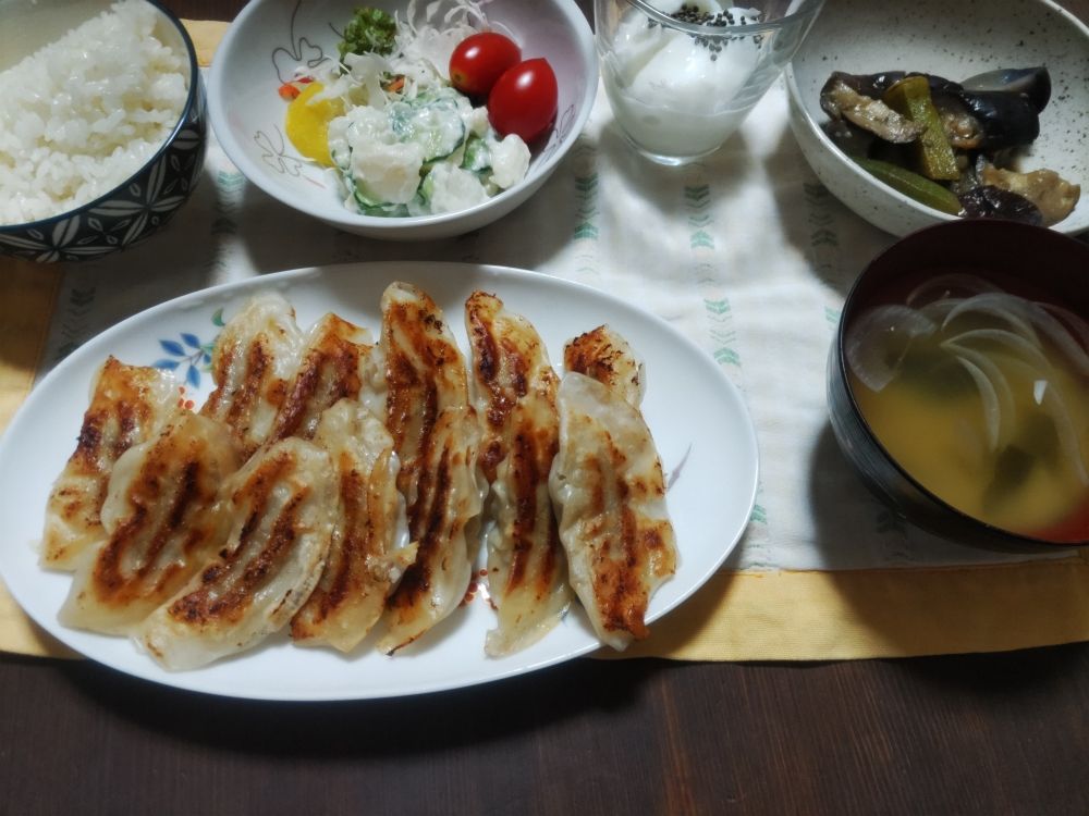 餃子、生野菜のサラダ、なすとオクラの香味和え、味噌汁、ごはん、ヨーグルト