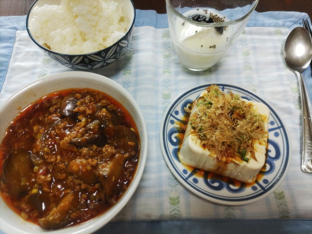 麻婆茄子、冷奴、ごはん、ヨーグルト