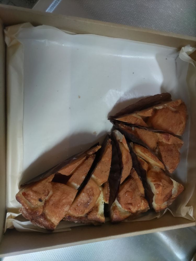 ダンボールにホールの半分くらい残っているアップルタルト