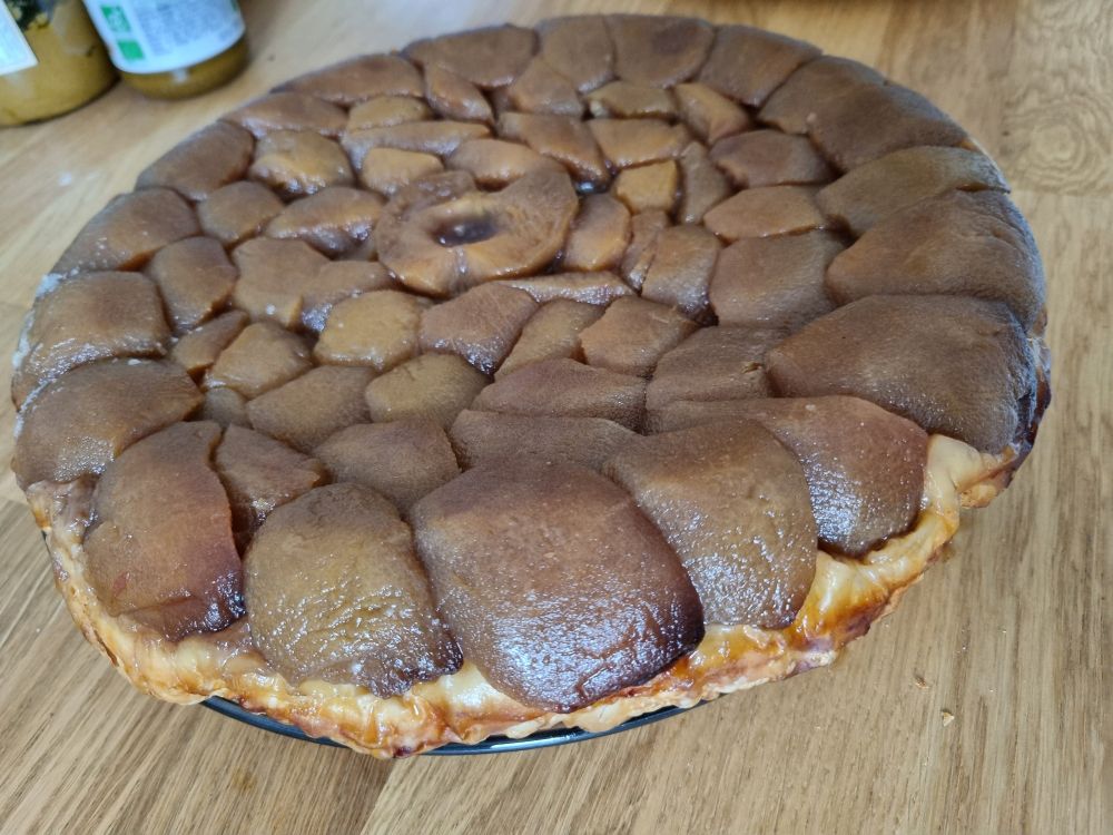 Gros plan sur une énorme tarte tatin.