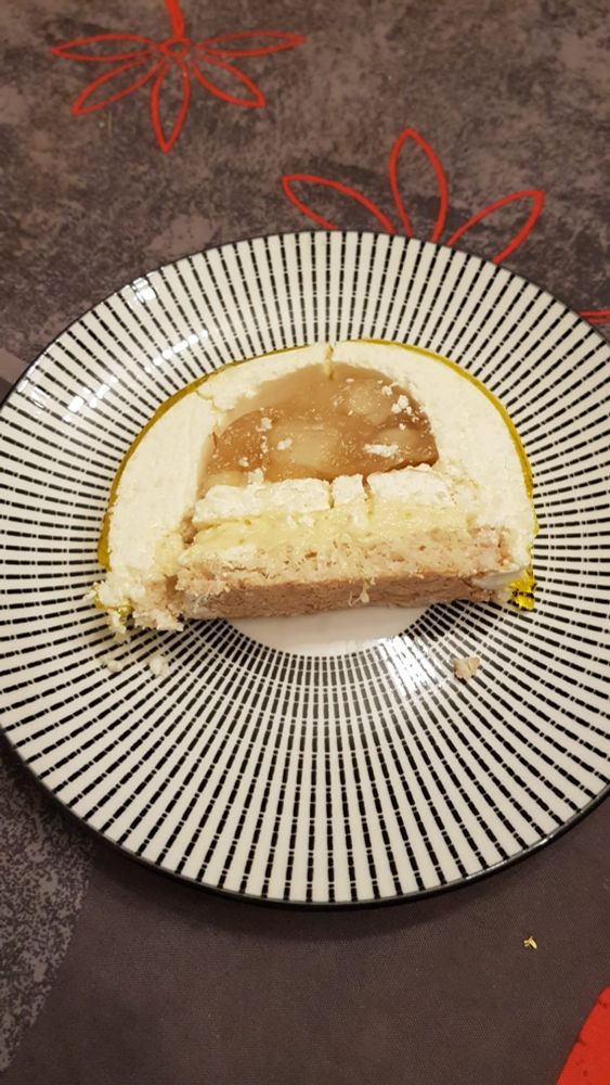 Découpe de gâteau de base en haut : biscuit noix de coco, une couche de crème citron vert et ananas surmonté d'un insert compotée d'ananas, le tout dans une mousse a la noix de coco.