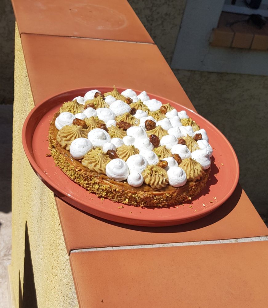 Tarte avec un pochage de  boules vertes cannelées et boules blanches rondes 