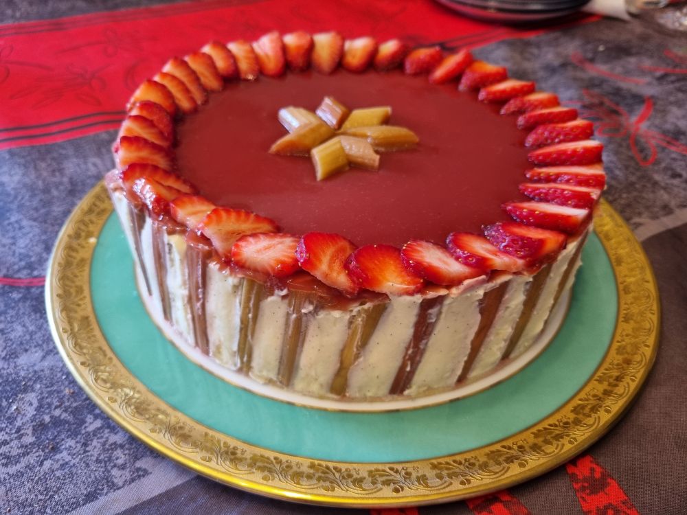 Gâteau construit comme un fraisier. Sur  le tour, les fraises sont remplacées par des bâtonnets de rhubarbe.
Sur le dessus : un glacage fraise et rhubarbe, un.motif géométrique à base de rhubarbe et un tour avec un chevauchements de fraises 