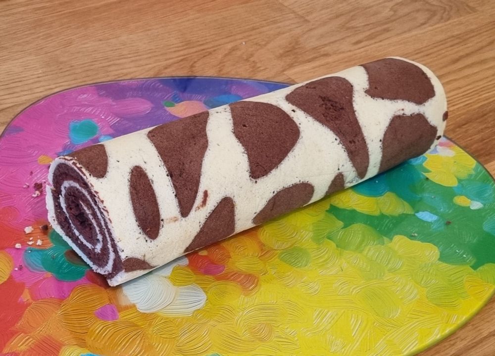Gâteau roulé à base de génoise couleur  crème et marron pour créer des tâches comme une girafe