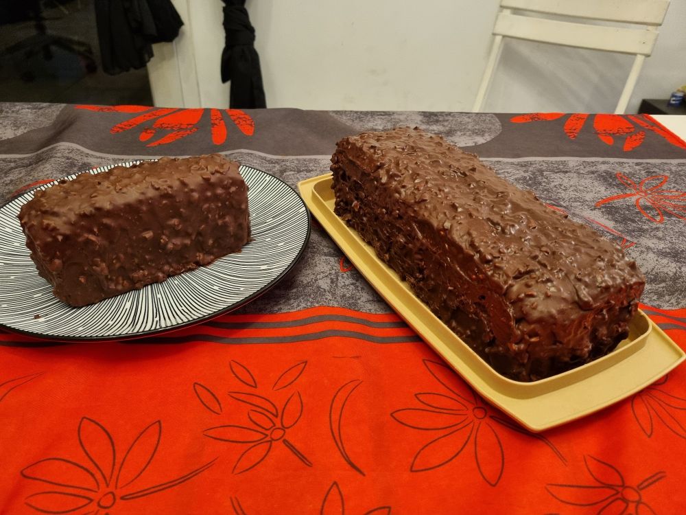 Un gros et un petit cakes couverts d'un glacage rocher