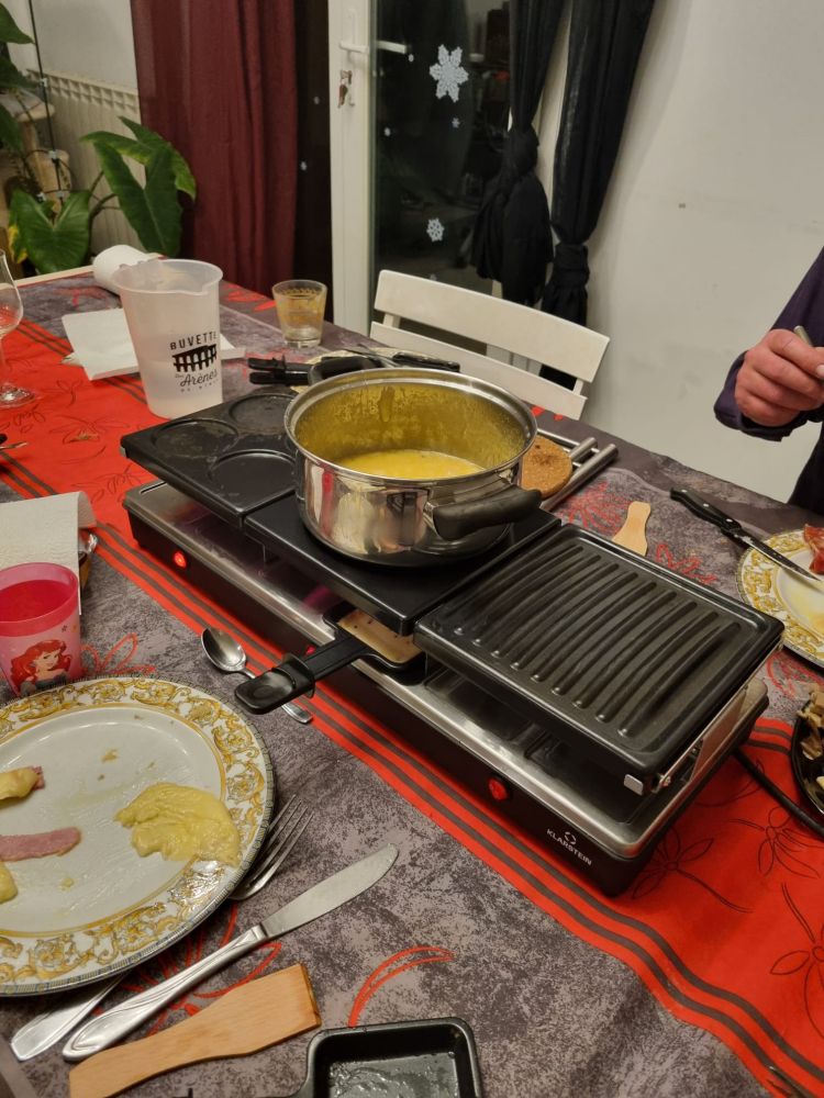 Appareil regroupant les fonctions ra lettre et fondue.