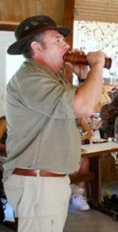 Monsieur qui fait quelque chose étrange