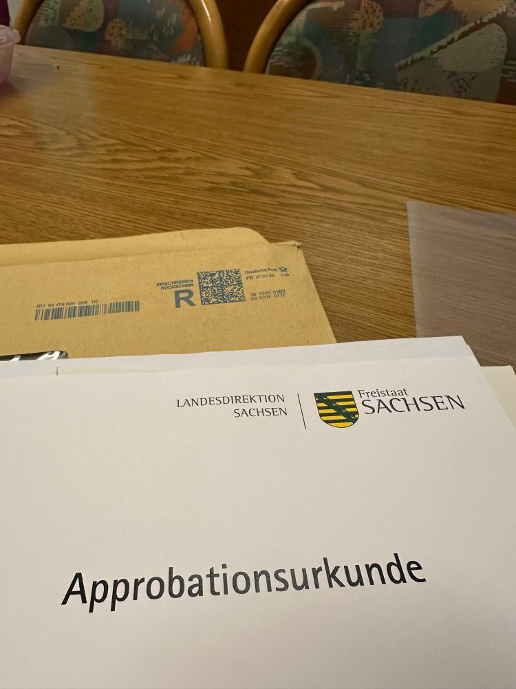 Eine Approbationsurkunde auf einem Umschlag