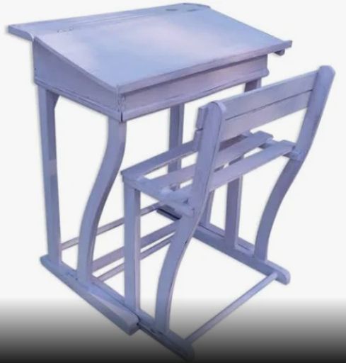 pupitre une place, en bois, avec une chaise en bois qui rentre tout juste dedans. Le pupitre est penché, en haut il y a un trou pour mettre un encrier.