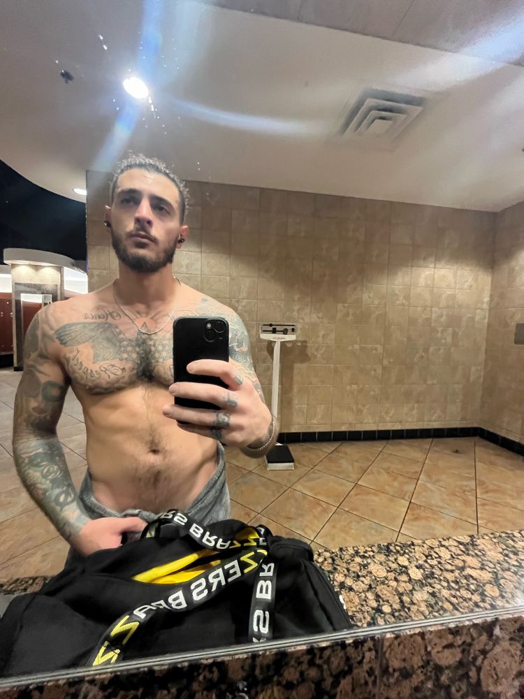 Post-gym mirror selfie of Adonis 