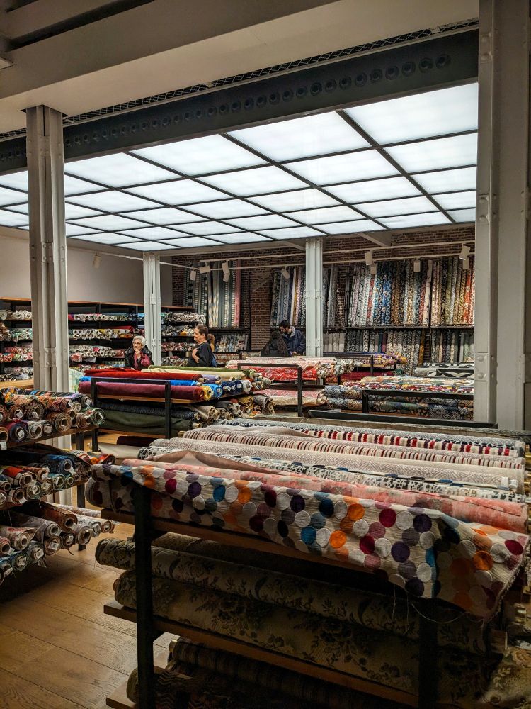 Interior de una tienda de telas.