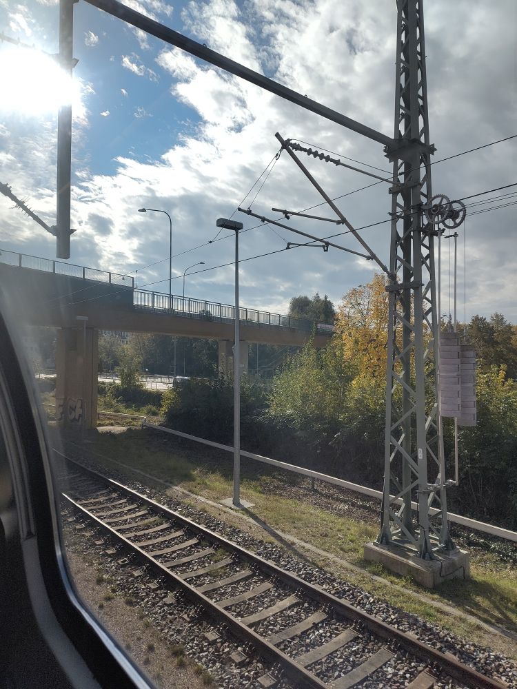 Blick aus dem Zugfenster in die Landschaft
