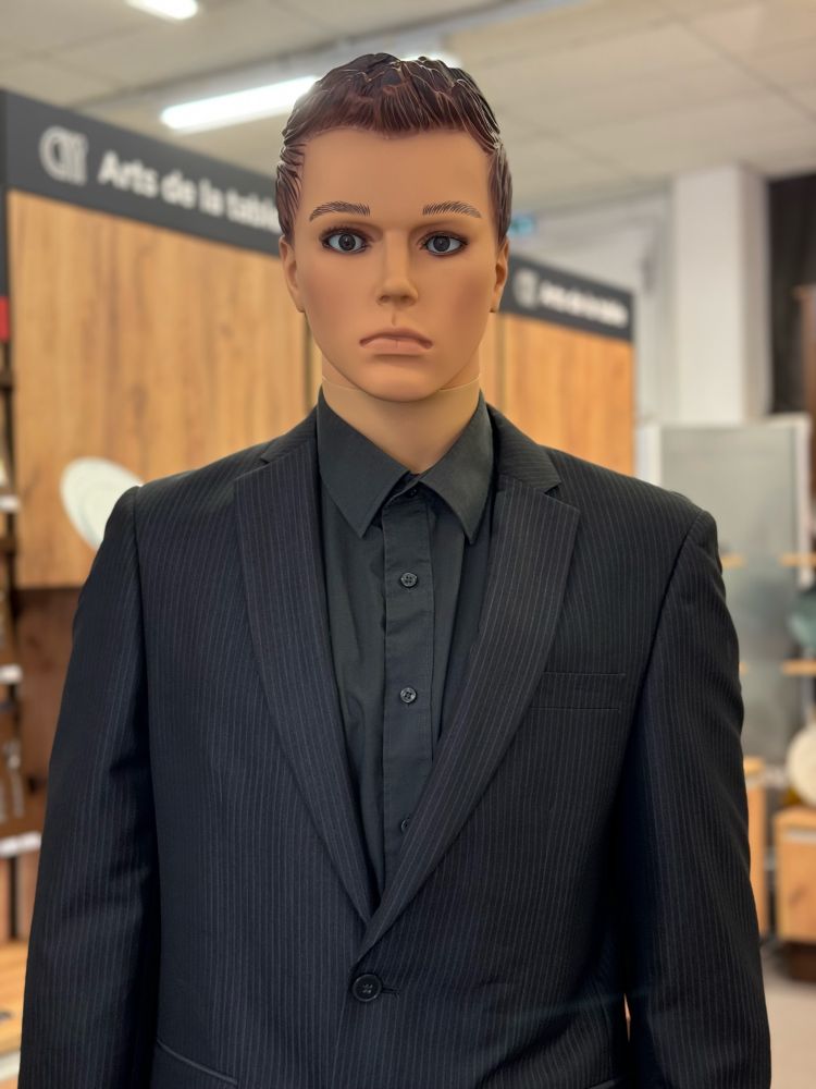 Il s’agit du mannequin Bolter Jr. en costard cravate qui s’est fait écraser quelques jours plus tard par une tonne de sable.