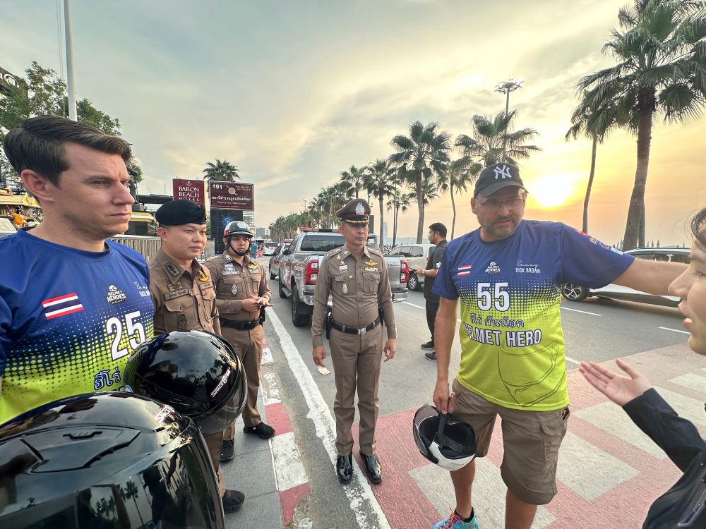 Die Helmet Herores und die Polizei warten mit kostenlosen Helmen am Strassenrand.