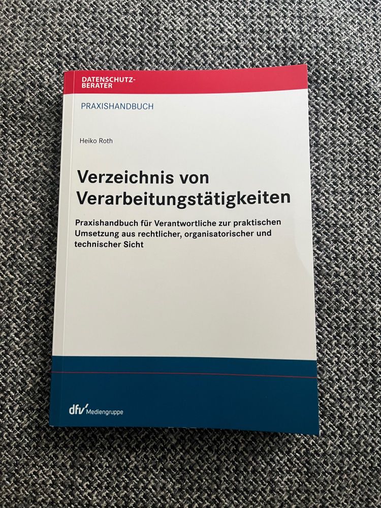 Das Bild zeigt das Praxishandbuch „Verzeichnis von Verarbeitungstätigkeiten“ von Heiko Roth.