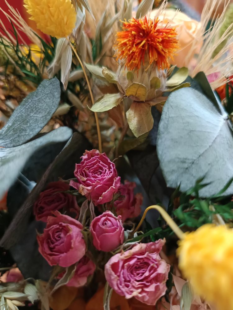 Close-up de algunas flores secas del bouquet.