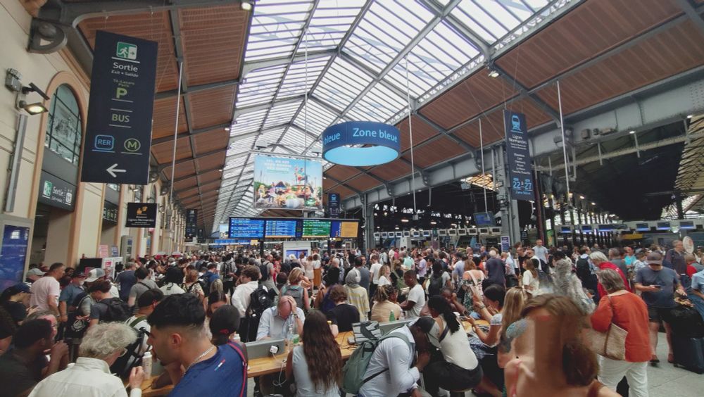 Foule devant les grandes lignes en gare Saint Lazare 