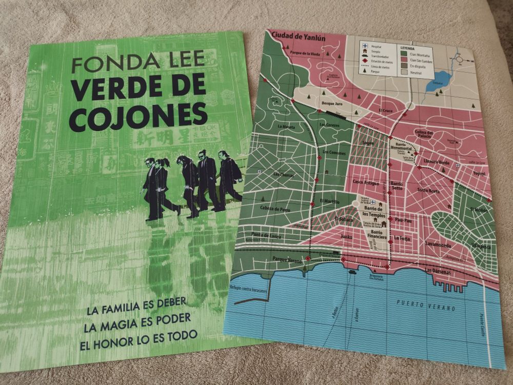 Posters con la portada alternativa de Ciudad de Jade (Verde de Cojones) y el mapa de Yanlún.