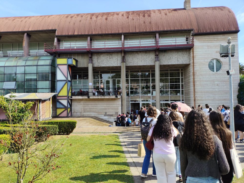 La enorme cola para entrar al auditorio.