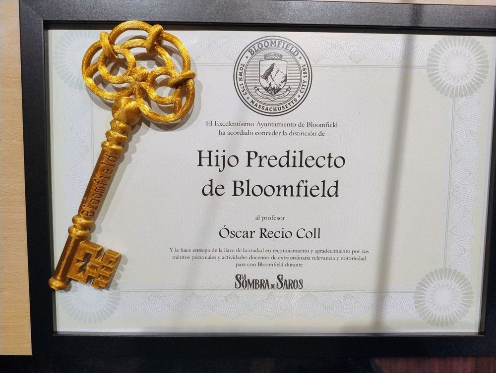 Diploma de Hijo Predilecto de Óscar Recio Coll y llave de la ciudad de Bloomfield.