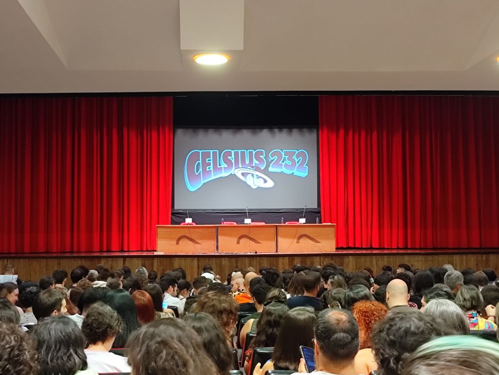 Vista centrada del escenario desde los últimos sitios de la planta baja del auditorio.