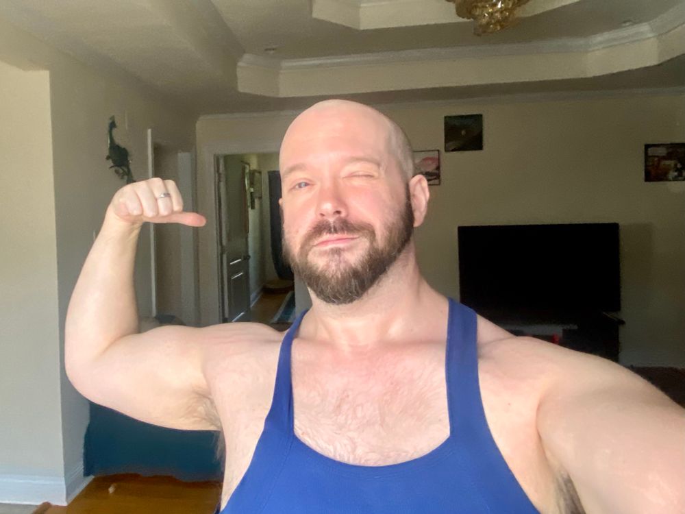 Flexing selfie with a sweet lil wink for bloomf