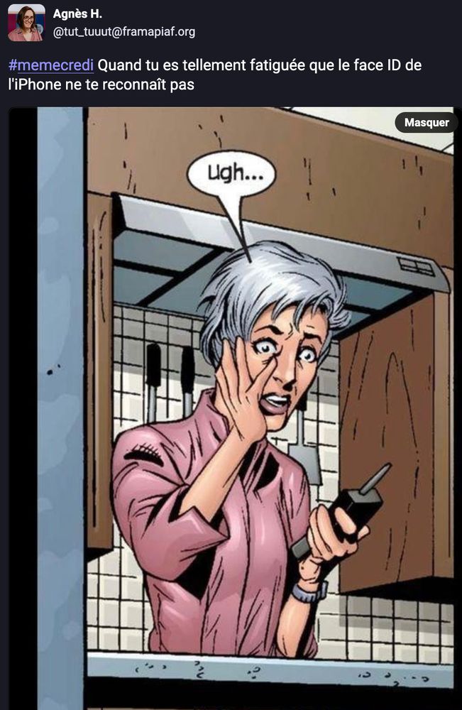 Image : Image tirée d'un comics. Une femme âgée se tient derrière le comptoir de sa cuisine. Elle arbore une expression effarée/apeurée ; en se tenant le visage et en regardant vers le téléphone portable qu'elle tient à la main gauche. Une bulle de dialogue lui fait dire "Ugh..."

Texte de Agnès H : Quand tu es tellement fatiguée que le face ID de l'iPhone ne te reconnaît pas