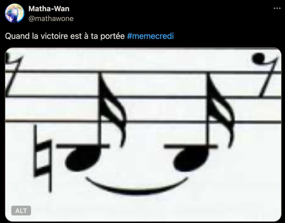 Image : Image d'une partition. 2 croches sont plusieurs notes sous la portée et reliées par un legato en bas. Cela donne une paréidolie d'un visage souriant, confiant, presque un peu imbu

Texte de Matha-Wan : Quand la victoire est à ta portée