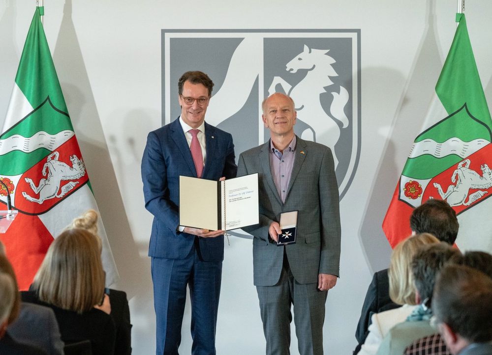 Ministerpräsident Wüst übergibt den Orden und die Urkunde an Prof. Ulf Dittmer