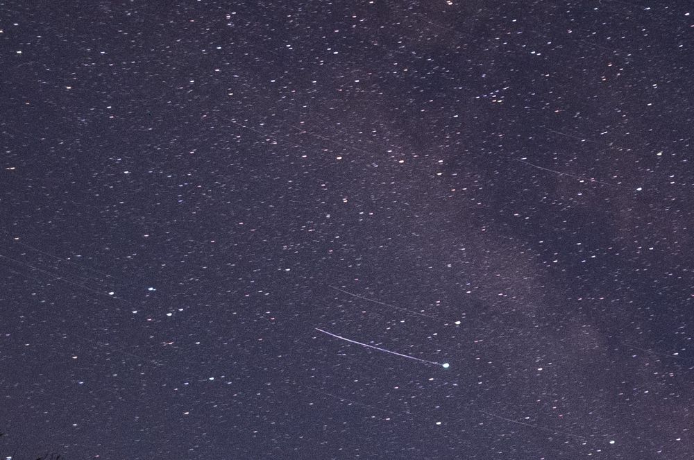Teil eines Fotos vom Sternenhimmel. Einzelne Objekte machen Schlieren.
