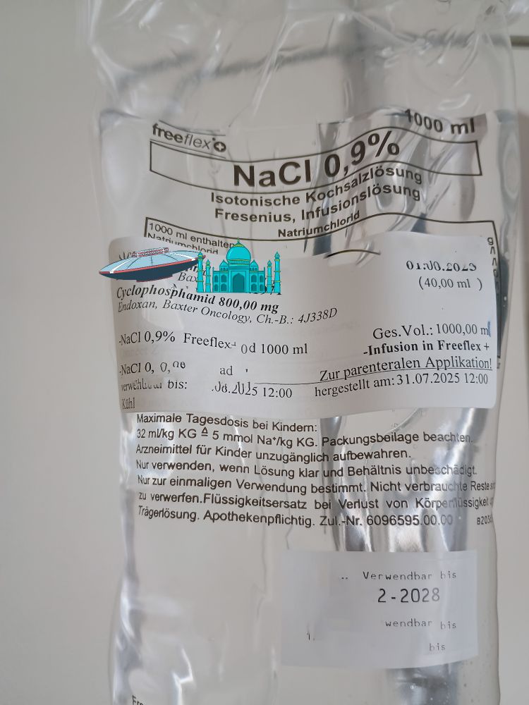 Auf dem Foto ist ein durchsichtiger Beutel mit einer Infusion abgebildet. Es handelt sich um das Immunsuppressive Medikament mit den Namen CyClophosphamid. Das Präparat heißt Endoxan. 