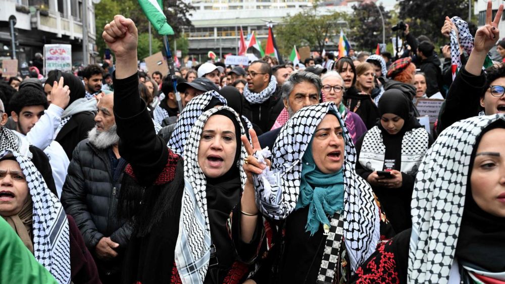 Intifada-Aufruf und die Flagge Irans: 3500 Palästina-Demonstranten in Berlin – Mann klettert auf Polizeiauto