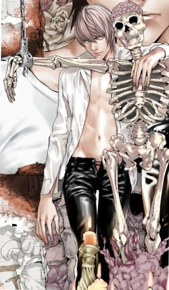 Imagem do personagem light se apoiando em um esqueleto com o cérebro ainda no crânio (que está partido na metade horizontalmente), usando uma calça preta colada de zíper aberto mostrando a testa da xereca, agora tatuada com "chora na minha" em cima d "buceta" embaixo, com uma seta junto