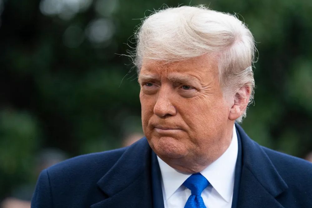 Breaking News🚨

The Wall Street Journal has revealed that in May, the federal prosecutor informed President Trump and several other judicial officials that his name appears in the Epstein documents. The evidence is completely clear. The situation for the president is deteriorating moment by moment.