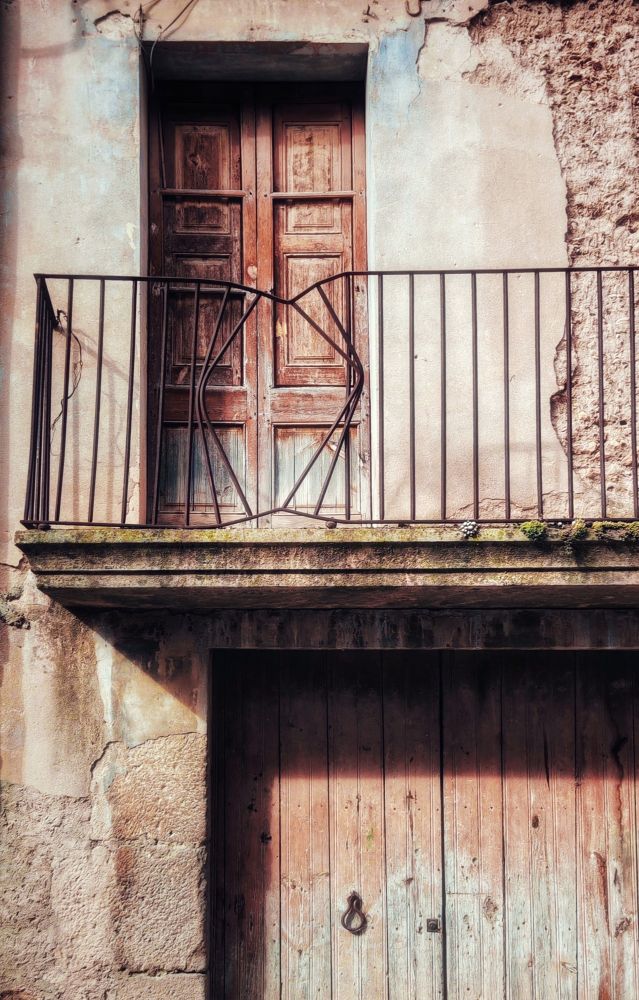 Foto d'un balcó esberlat al poble de Belianes, Urgell. 
