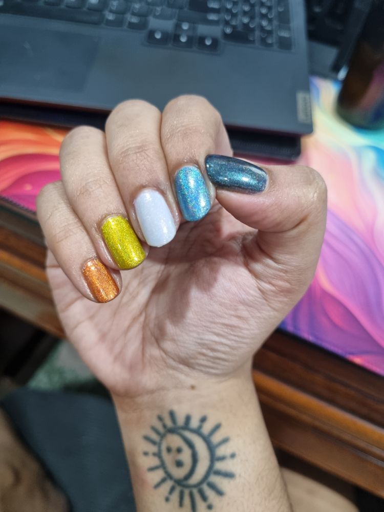 skittle mani with the colours of the sunset aroace flag in holo nail polish: orange, yellow, white, light blue, steel blue