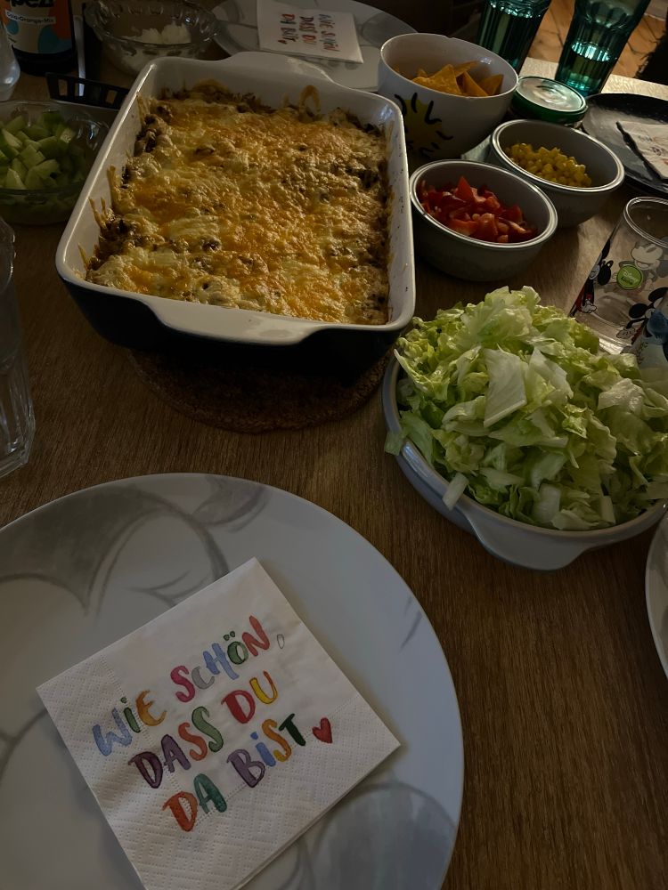 Esstisch mit Taco und Salat