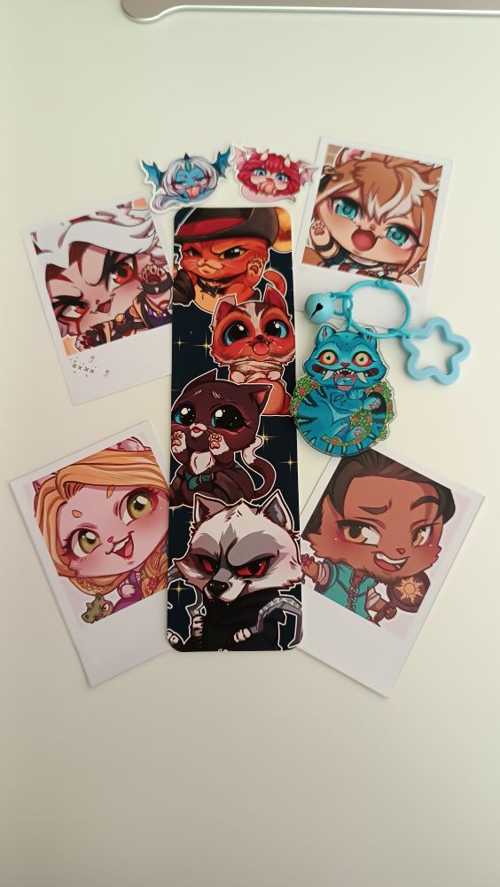Llavero de Derpy de K-pop Demon hunters, punto de libro con los personajes de la segunda película de El Gato con botas, mini stickers de los OCs de Taysokka y polaroids de personajes de Genshin Impact y Enredados.