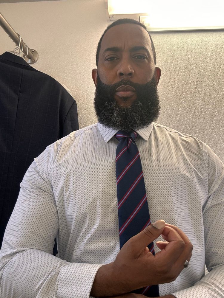 Munk in another blue shirt/striped tie combo