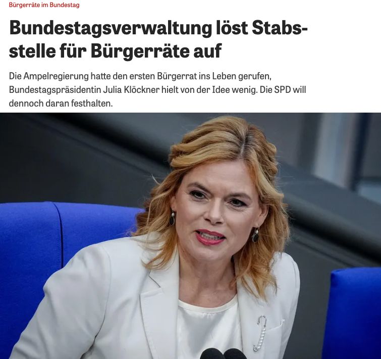Bundestagspräsidentin Julia Klöckner (CDU) spricht im Plenarsaal des Deutschen Bundestags ins Mikrofon. Sie trägt einen weißen Blazer und sitzt vor einem blauen Stuhl. Die Schlagzeile über dem Bild informiert über die Auflösung der Stabsstelle für Bürgerräte durch die Bundestagsverwaltung. Im Text heißt es, die Ampelkoalition hatte den Bürgerrat initiiert, Klöckner stehe dem Projekt jedoch kritisch gegenüber.