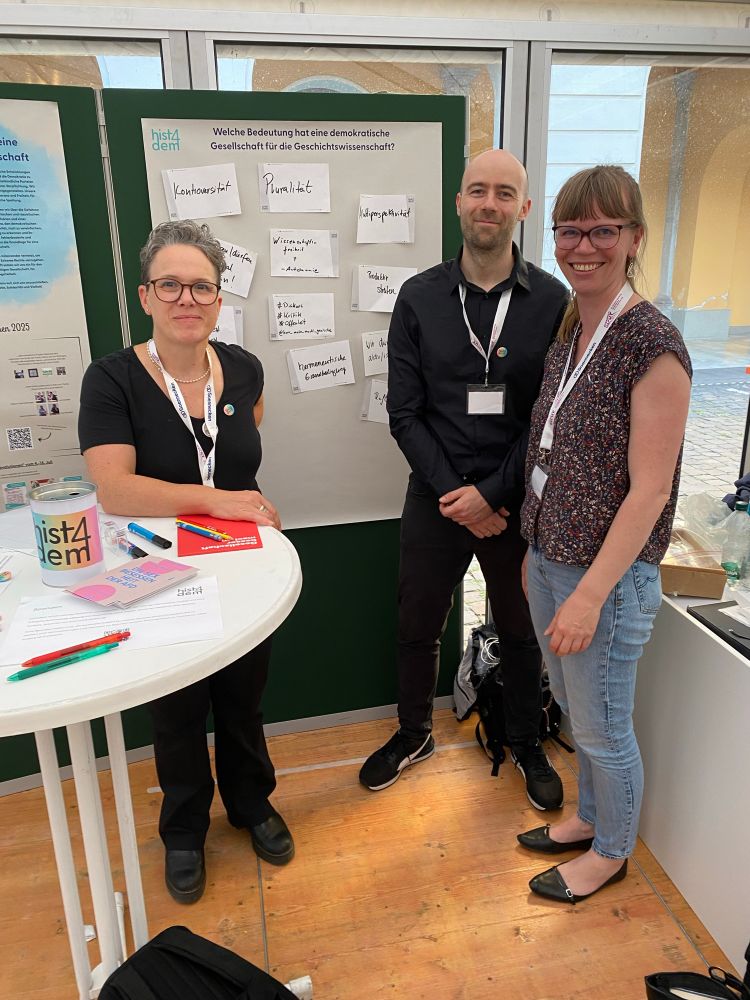 Drei Mitglieder von hist4dem am Stand des Netzwerkes beim Bonner Historikertag. 