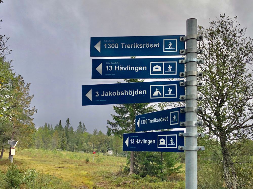 Wegweiser des Wanderwegs nach Norden. 1300 km bis Treriksriset (Dreiländereck).