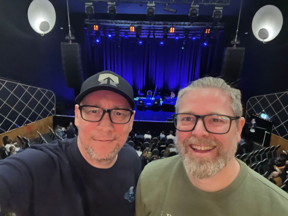 To menn med briller og godt humør på Sentrum Scene i Oslo