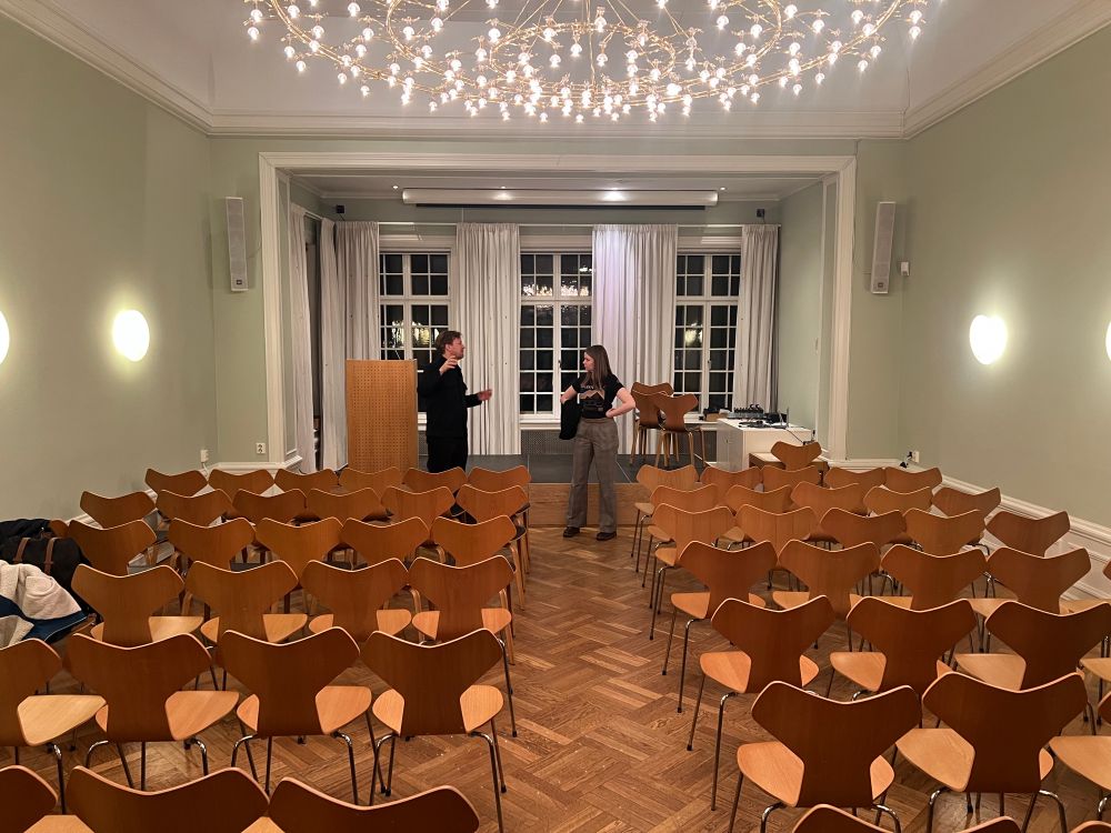 Frida og Joakim i storsalen til Fritt Ord